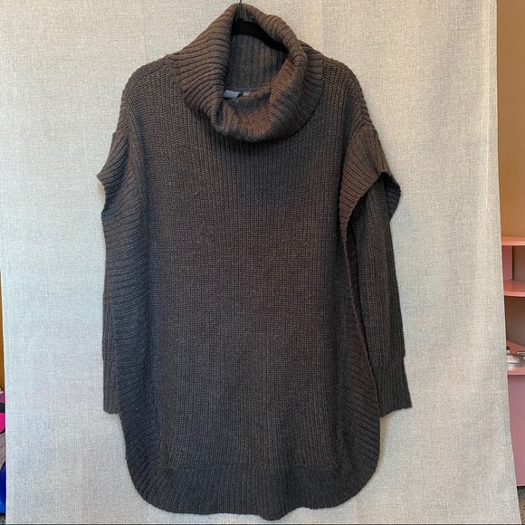 Francesca's Collections Sweaters - 💗3/$30💗 Gray Open-Sided Cowl Neck Sweater